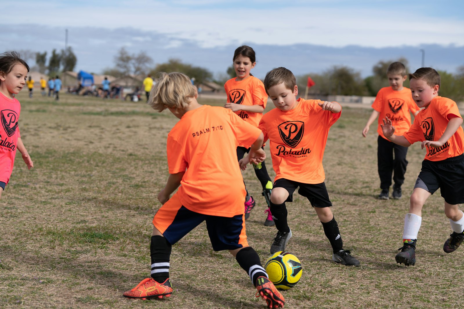 Kinderen in actie op het sportveld